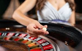 Antarmuka live casino dengan meja blackjack dan roulette
